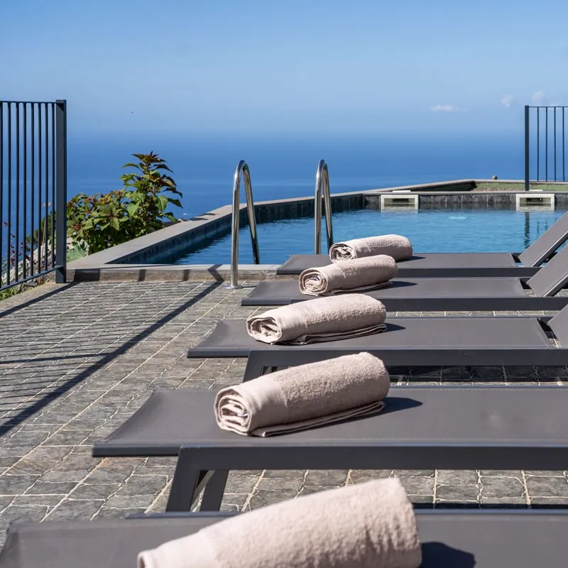 Espreguiçadeiras junto à piscina
