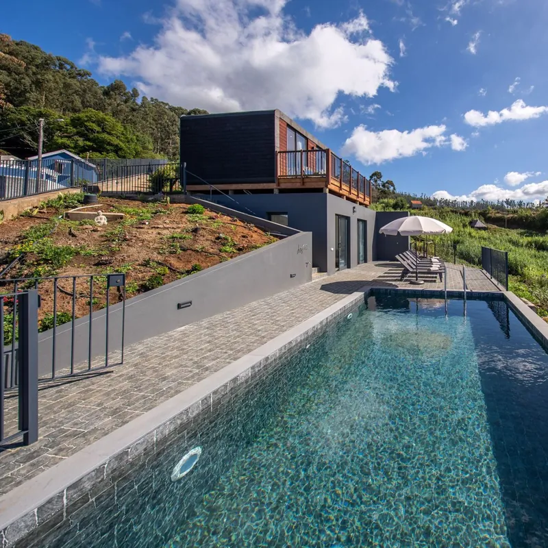 Piscina e lodge ao fundo