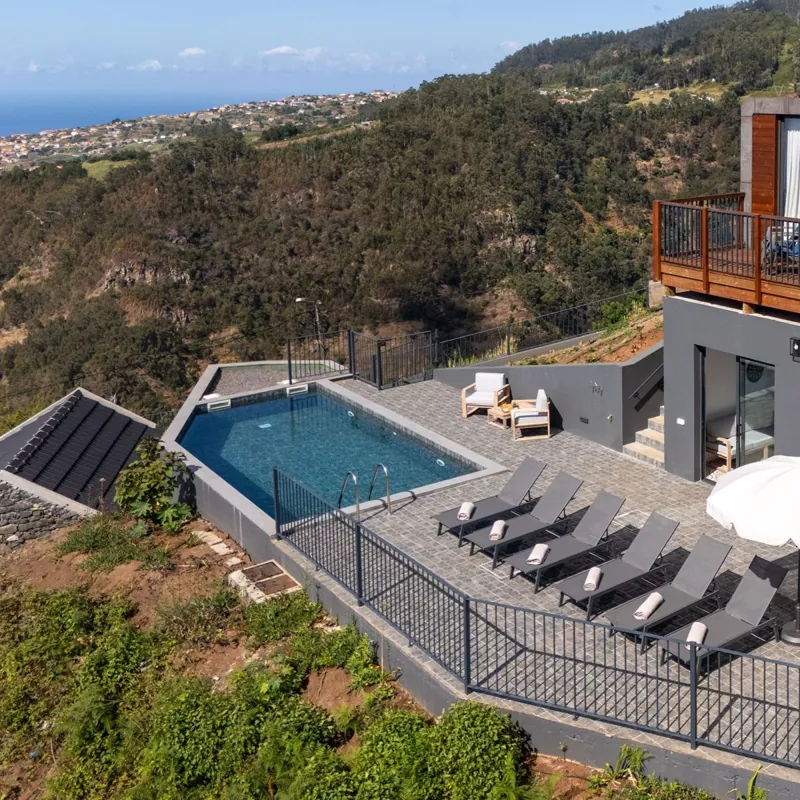 Vista aérea da piscina e do lodge