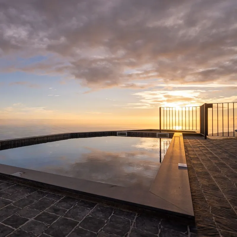 Piscina com reflexos do pôr do sol