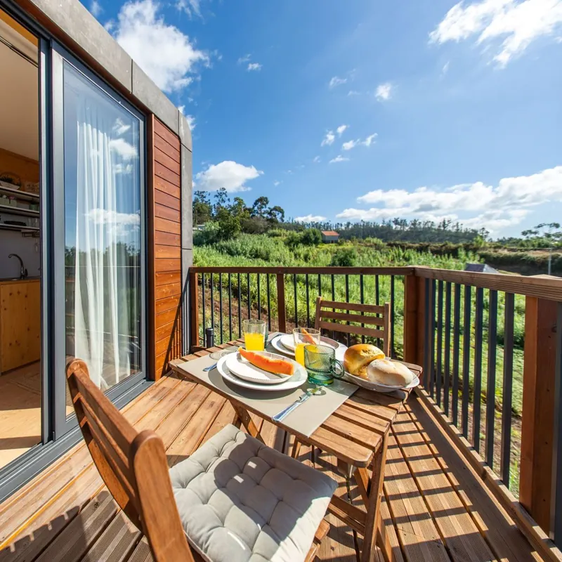 Pequeno-almoço na varanda com vista para o campo