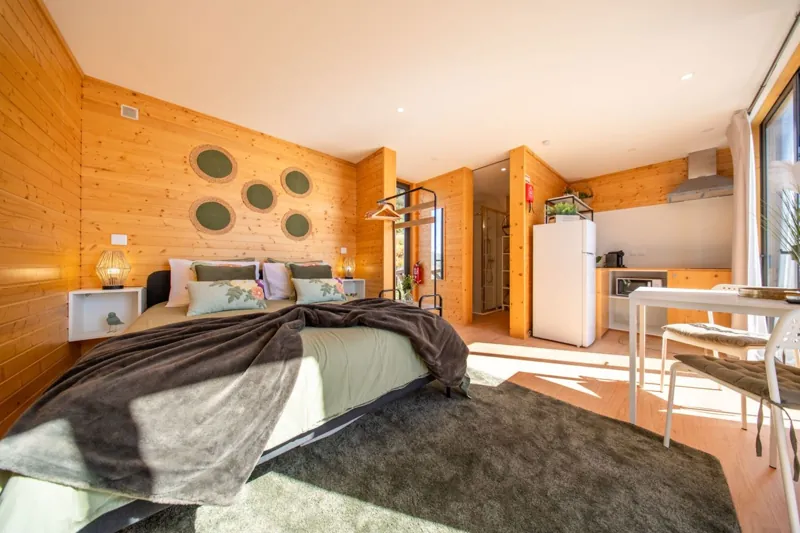 Quarto, cozinha e casa de banho em espaço aberto