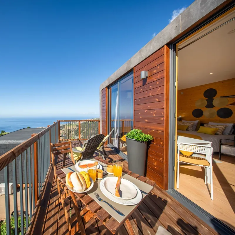 Pequeno-almoço na varanda com vista de oceano e quarto ao fundo