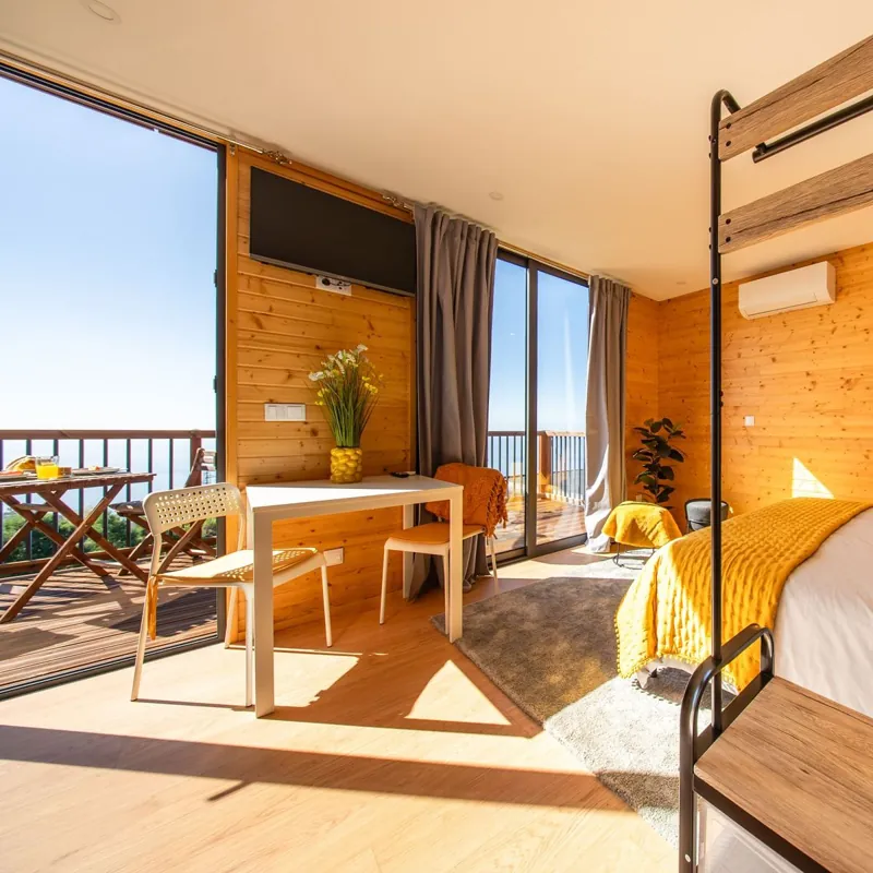 Quarto aberto para a varanda com vista de oceano