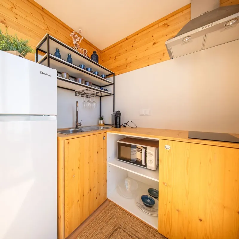 Cozinha equipada com frigorífico e micro-ondas