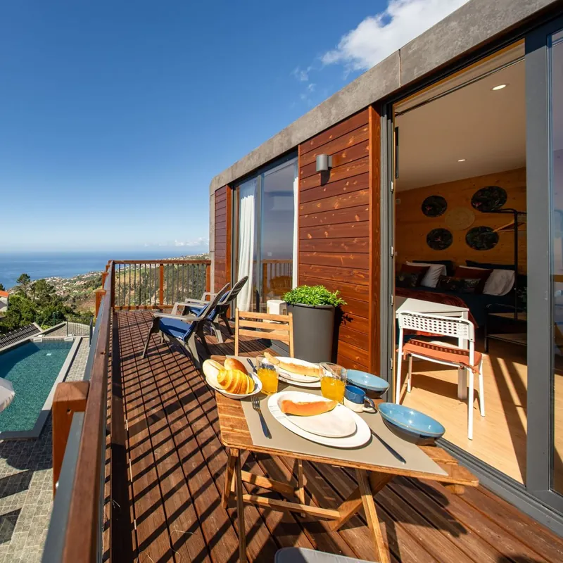 Varanda com pequeno-almoço, piscina e vista de oceano
