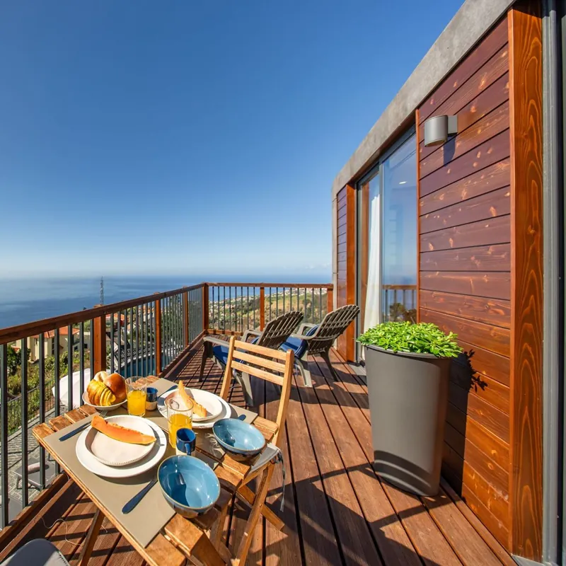Pequeno-almoço na varanda com vista para o oceano